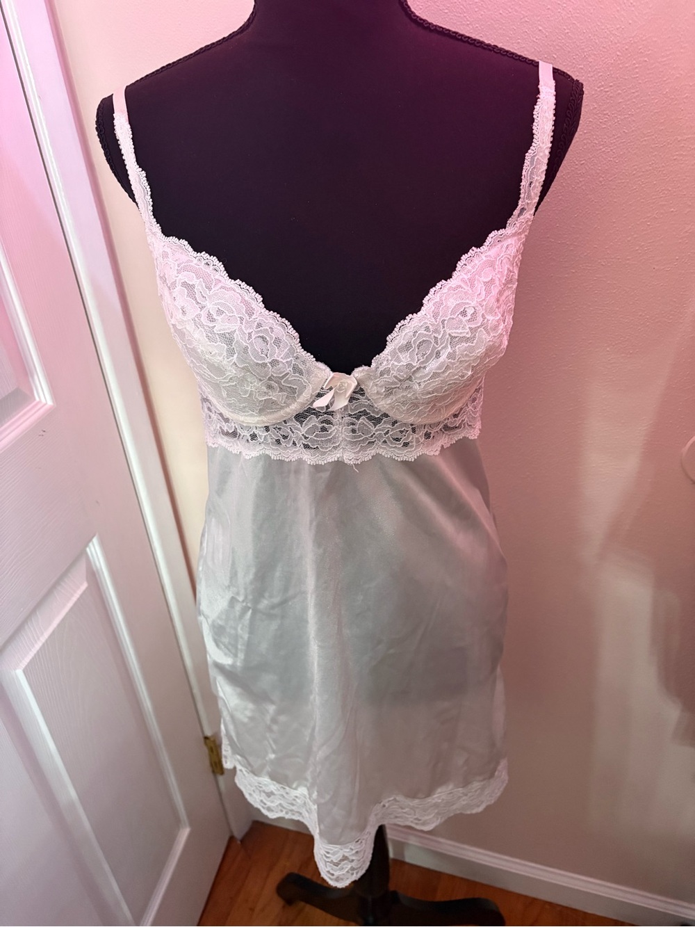 Vintage delicates White Lace-Trim Satin Chemise Slip